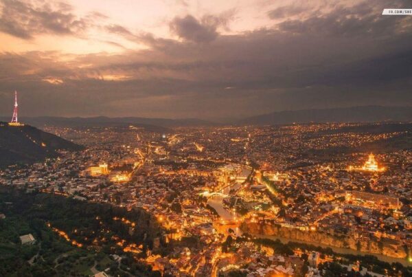 هل العقارات في جورجيا بدون ضرائب؟ الحقيقة الكاملة في 2026